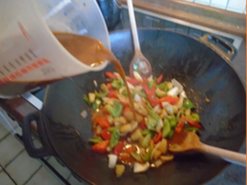 Schweinefleischbällchen mit Wok-Gemüse und gelben Basmatireis - Rezept - Bild Nr. 15