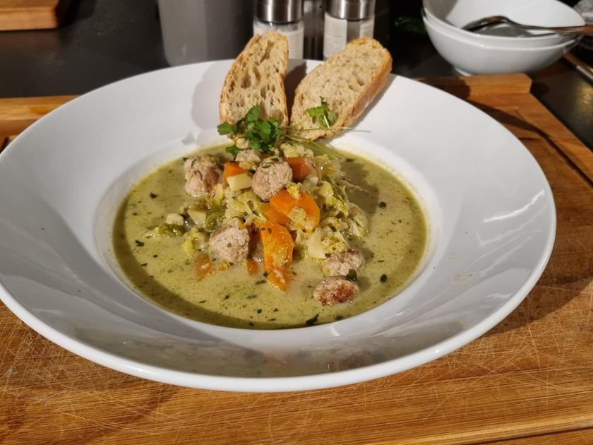 Wirsing Eintopf mit Hackbällchen - einfach - von kochherzblut Wirsing Eintopf mit Hackbällchen - einfach - von kochherzblut