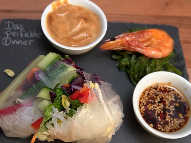 Vietnamesische Sommerrollen mit zweierlei Dip und Wakame Salat - Rezept - Bild Nr. 15553