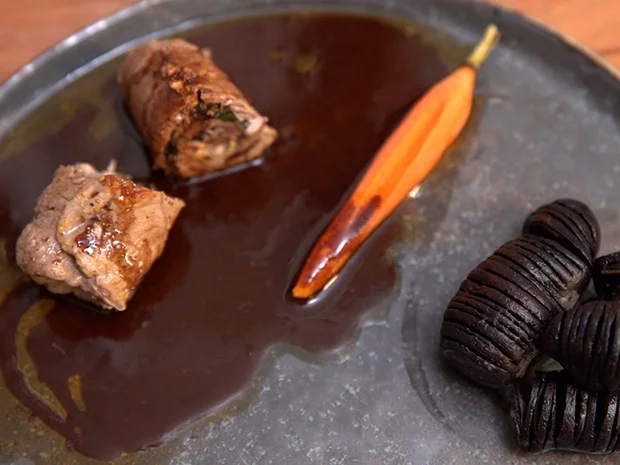 Kalbsinvoltini mit violetten Kartoffeln und glasierten Karotten - Rezept - Bild Nr. 2