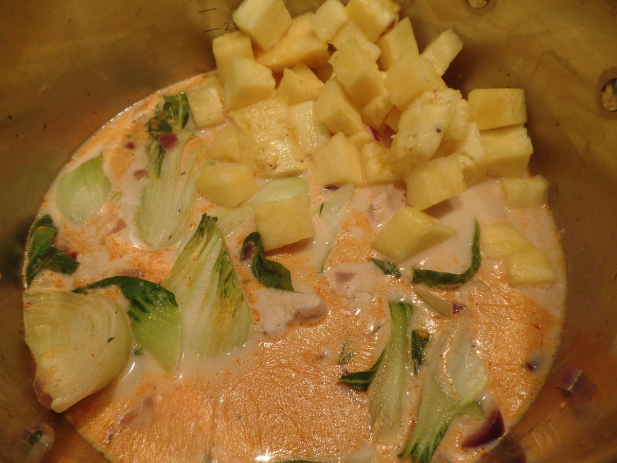 Curry-Suppe mit Pak Choi,Ananas und Hähnchen - Rezept - kochbar.de