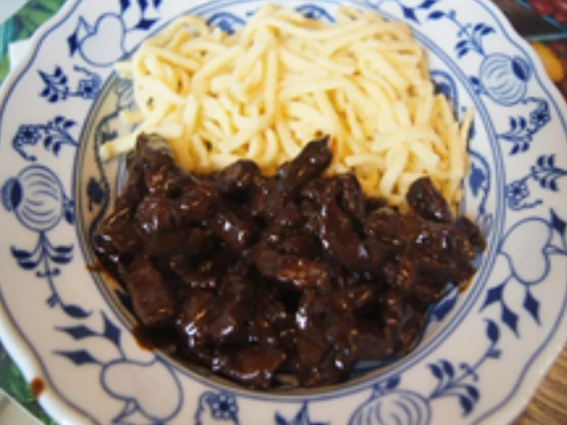 Geschmortes Rindfleisch mit Spätzle und Chinakohlsalat - Rezept - Bild Nr. 15553
