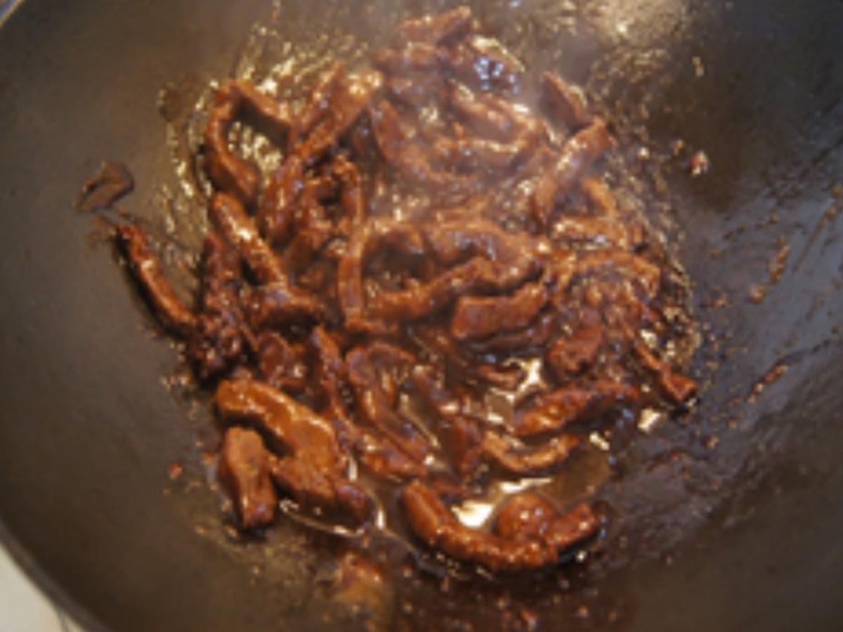 Geschmortes Rindfleisch mit Spätzle und Chinakohlsalat - Rezept - Bild Nr. 15560