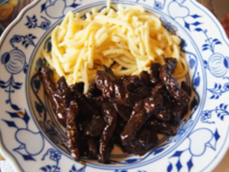 Geschmortes Rindfleisch mit Spätzle und Chinakohlsalat - Rezept - Bild Nr. 15567