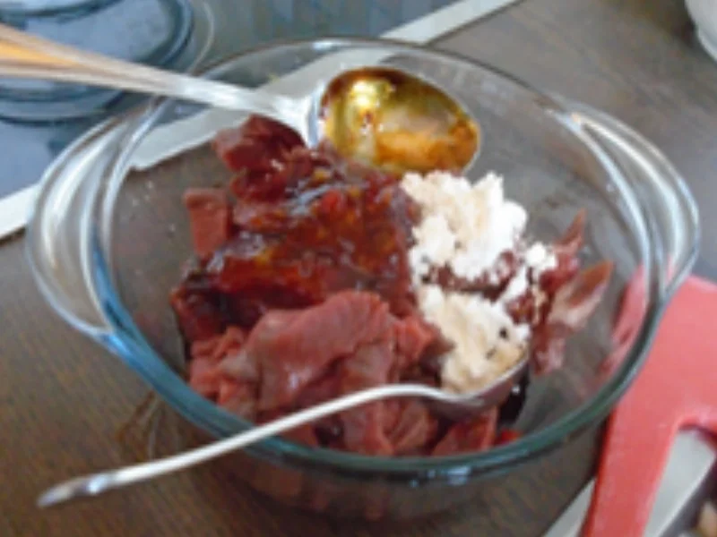 Geschmortes Rindfleisch mit Spätzle und Chinakohlsalat - Rezept - Bild Nr. 15557