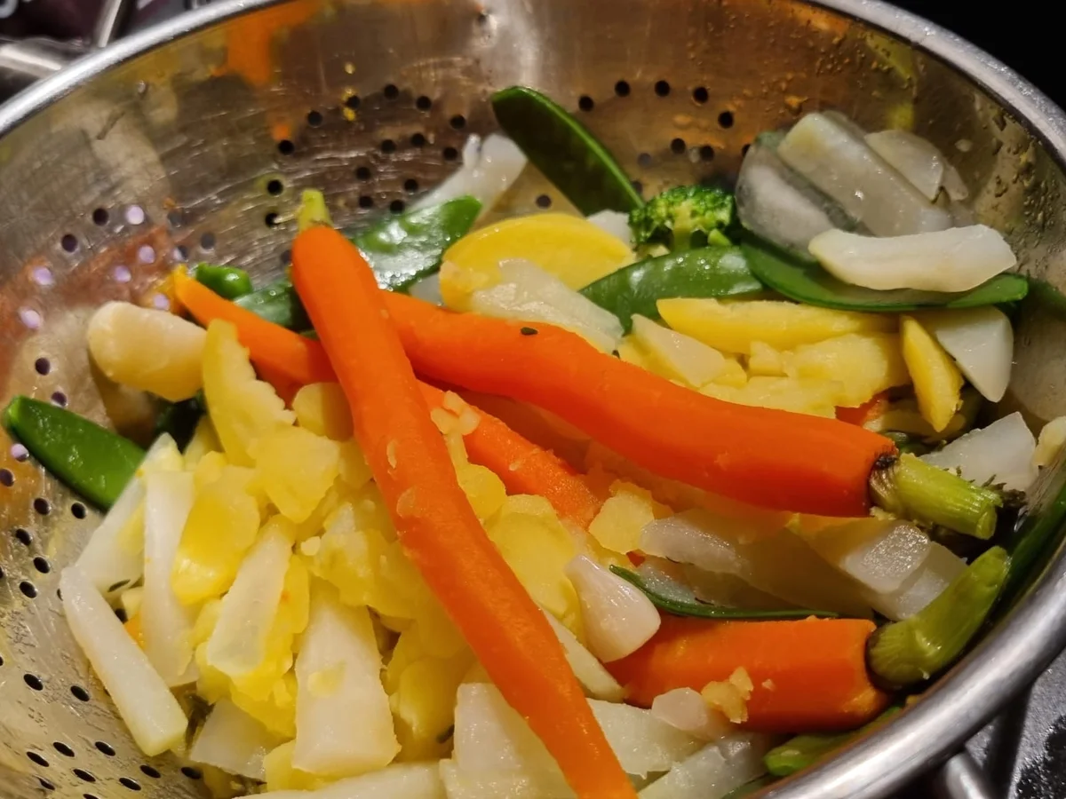 Poulardenbrust mit Frühlingsgemüse - Rezept - Bild Nr. 15561