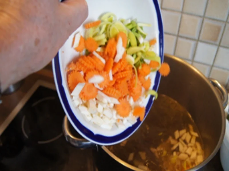 Rindfleischsuppe mit herzhafter Einlage - Rezept - Bild Nr. 15578