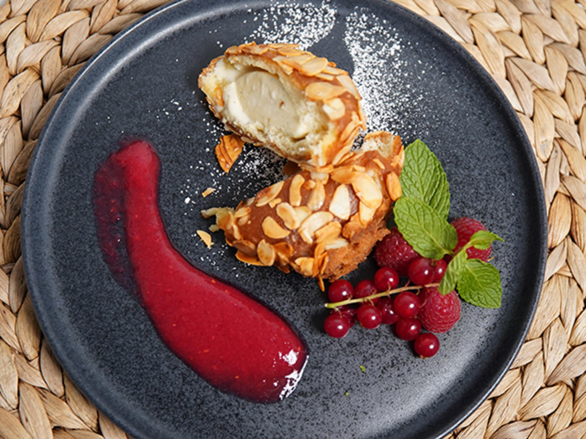 Vanilleeis im Mandelmäntelchen mal anders - Rezept - kochbar.de