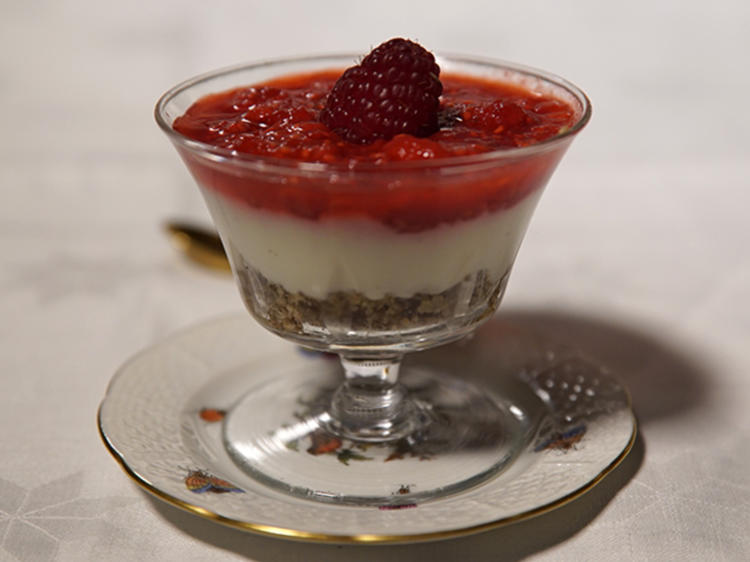 Westfälische Quarkspeise mit Pumpernickel und Himbeeren - Rezept ...