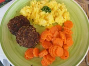 Frikadellen mit Hönigmöhrenblüten und Kartoffelstampf - Rezept - Bild Nr. 15582