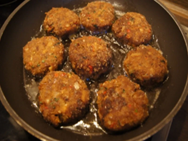 Frikadellen mit Hönigmöhrenblüten und Kartoffelstampf - Rezept - Bild Nr. 15587