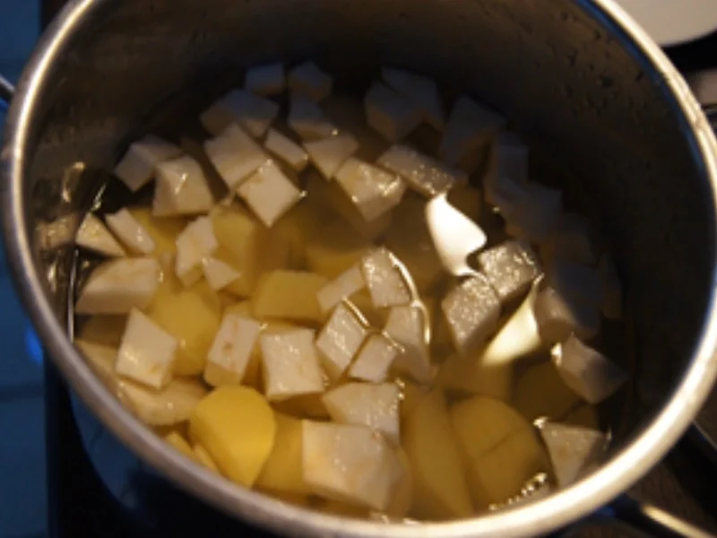 Frikadellen mit Hönigmöhrenblüten und Kartoffelstampf - Rezept - Bild Nr. 15593