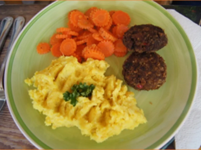 Frikadellen mit Hönigmöhrenblüten und Kartoffelstampf - Rezept - Bild Nr. 15596