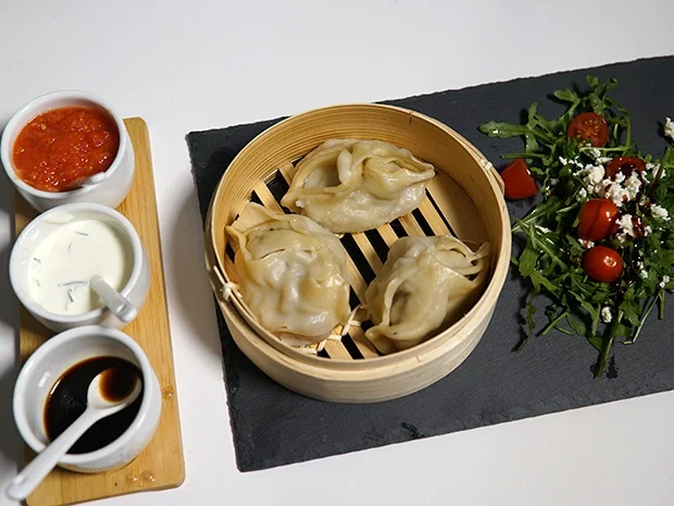 Rezept: Russische Manti treffen Rucola mit zweierlei Dips Bild Nr. 2 Russische Manti treffen Rucola mit zweierlei Dips - Rezept - Bild Nr. 2