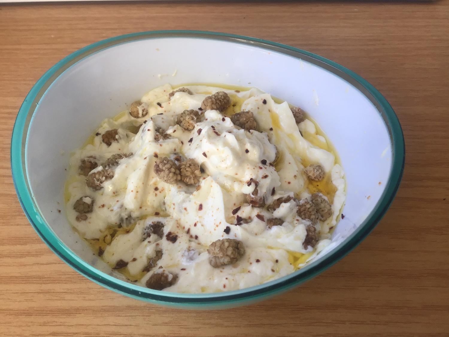Frühstücksquark mit Leinöl und Maulbeeren - Rezept - kochbar.de