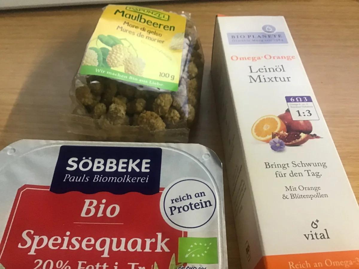 Frühstücksquark  mit Leinöl und Maulbeeren - Rezept - Bild Nr. 15583