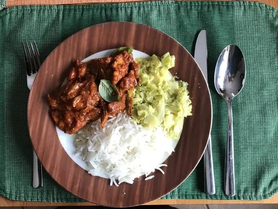 Hühnchengulasch im Tomatensud mit Sahnespitzkohl - Rezept - Bild Nr. 2