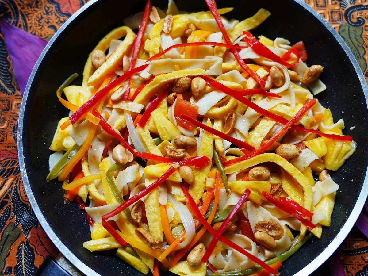 Rezept: Karibische Nudelpfanne mit Ananas und Erdnüssen Bild Nr. 2 Karibische Nudelpfanne mit Ananas und Erdnüssen - Rezept - Bild Nr. 2