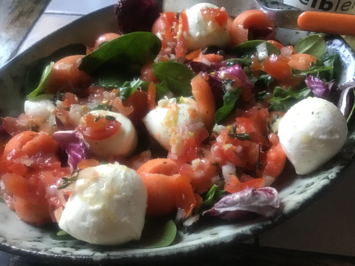 Papaya auf Blattsalat mit Mozzarella und Cidre-Tomatendressing - Rezept - Bild Nr. 15592