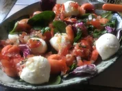 Papaya auf Blattsalat mit Mozzarella und Cidre-Tomatendressing - Rezept - Bild Nr. 15592