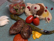 Kunterbunter Teller mit Kichererbsen, Hack, Paprika, Rüben, Tomaten, Biber und Salat - Rezept - Bild Nr. 15628