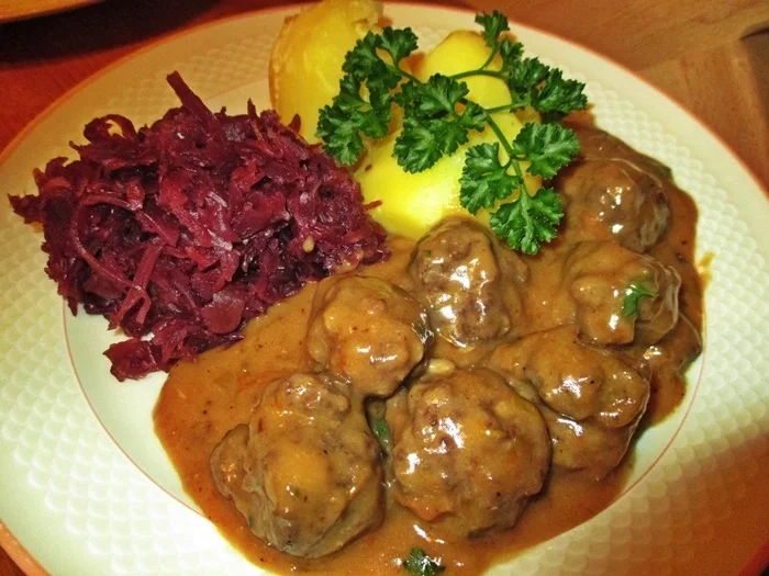 Hackbällchen nach Wildart geschmort - Rezept - Bild Nr. 2