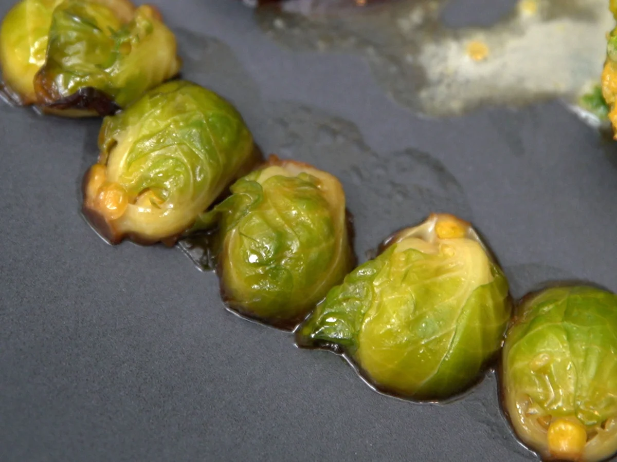 Lammrücken unter Kräuterkruste mit Kartoffel-Petersilienwurzelstampf und Wintergemüse - Rezept - Bild Nr. 3