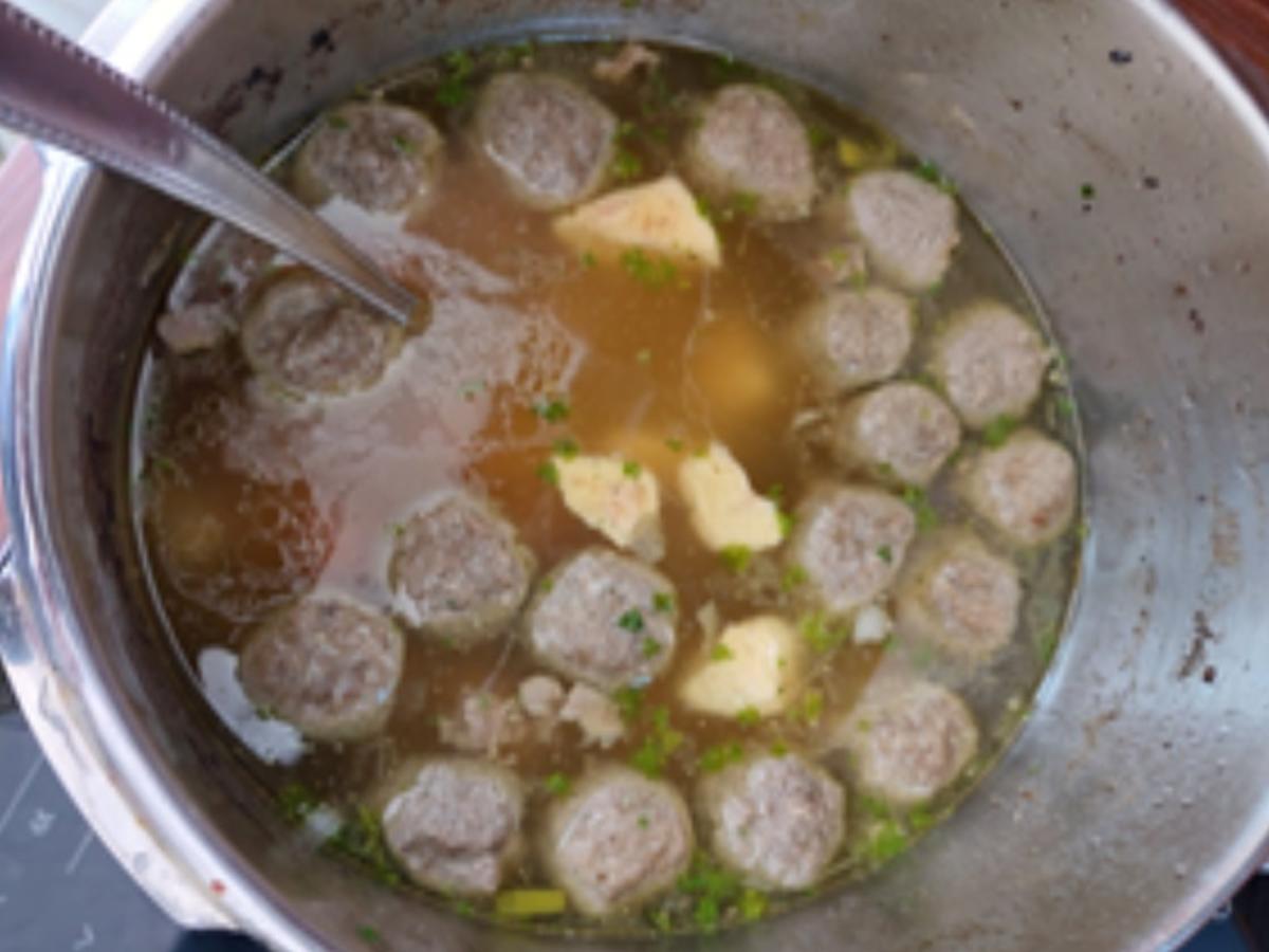 Suppe mit Gänsebrühe und herzhafter Einlage - Rezept - kochbar.de