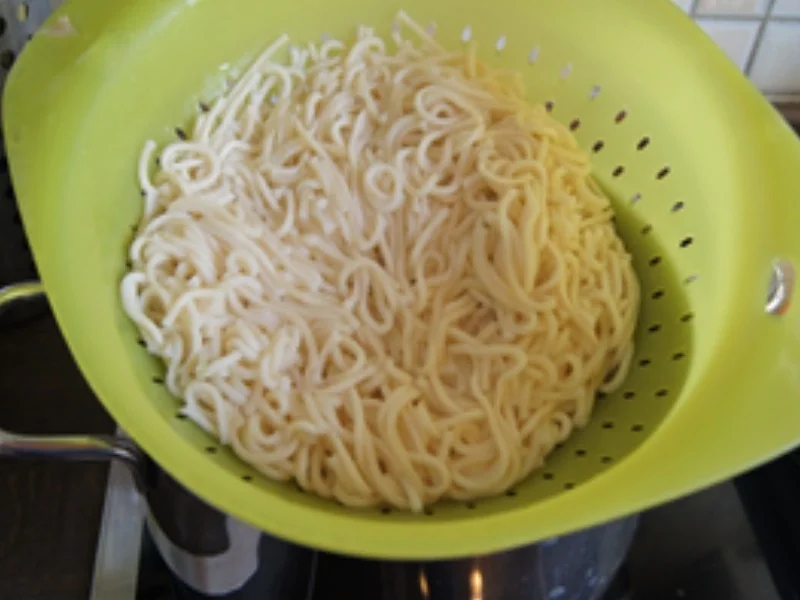 Kanton Nudeln mit Hähnchenfleisch, Gemüsemix und Eierstreifen - Rezept - Bild Nr. 15632