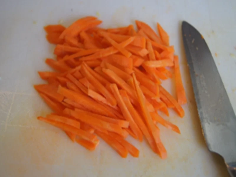 Kanton Nudeln mit Hähnchenfleisch, Gemüsemix und Eierstreifen - Rezept - Bild Nr. 15642