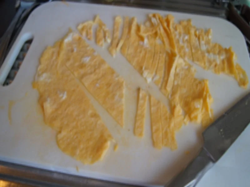 Kanton Nudeln mit Hähnchenfleisch, Gemüsemix und Eierstreifen - Rezept - Bild Nr. 15646