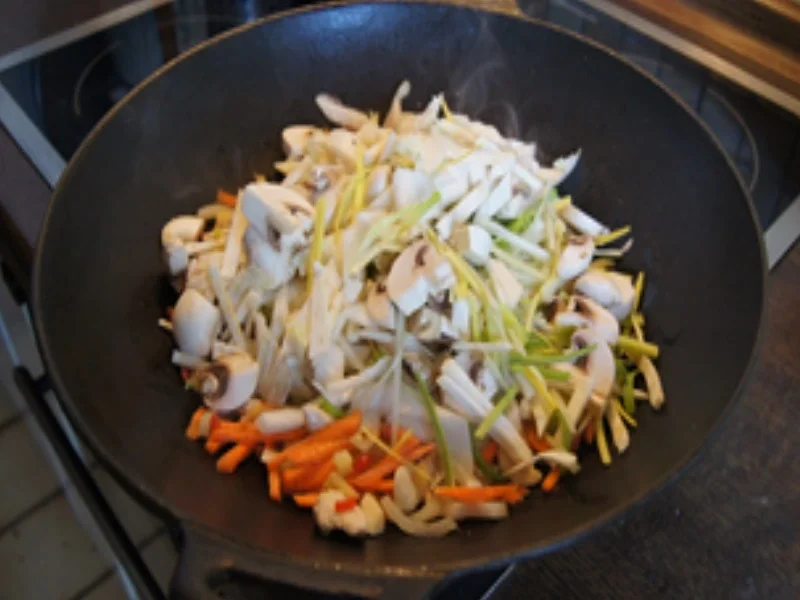 Kanton Nudeln mit Hähnchenfleisch, Gemüsemix und Eierstreifen - Rezept - Bild Nr. 15650