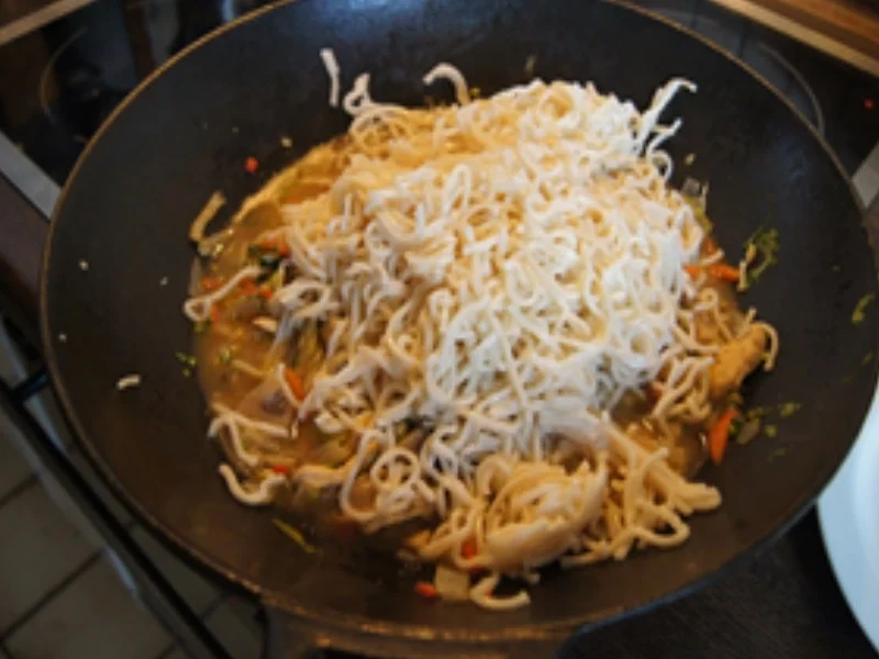 Kanton Nudeln mit Hähnchenfleisch, Gemüsemix und Eierstreifen - Rezept - Bild Nr. 15661