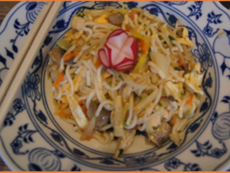 Kanton Nudeln mit Hähnchenfleisch, Gemüsemix und Eierstreifen - Rezept - Bild Nr. 15664