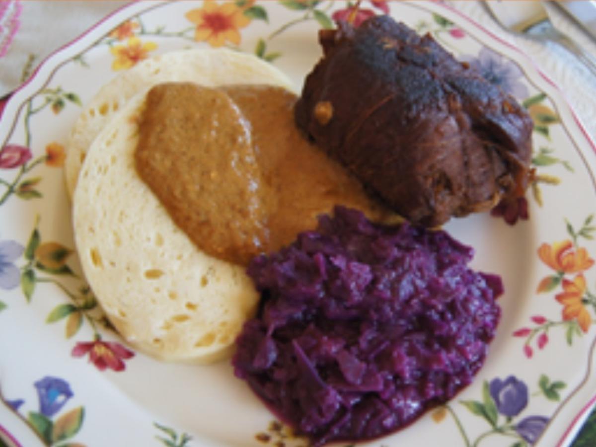 Rinderrouladen Mit Rahmsauce Apfel Rotkohl Und B Hmischen Kn Deln Rezept Kochbar De