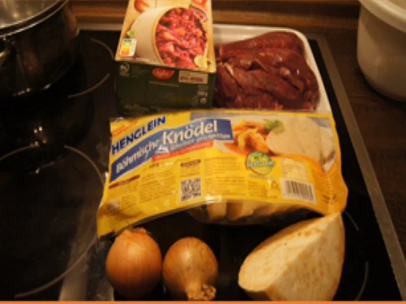 Rinderrouladen mit Rahmsauce, Apfel-Rotkohl und Böhmischen Knödeln - Rezept - Bild Nr. 15640