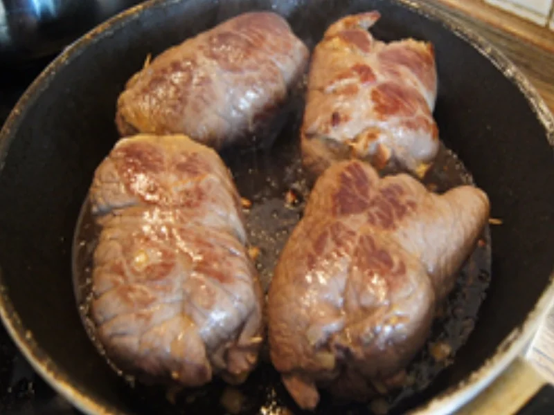 Rinderrouladen mit Rahmsauce, Apfel-Rotkohl und Böhmischen Knödeln - Rezept - Bild Nr. 15645