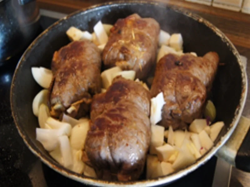 Rinderrouladen mit Rahmsauce, Apfel-Rotkohl und Böhmischen Knödeln - Rezept - Bild Nr. 15646