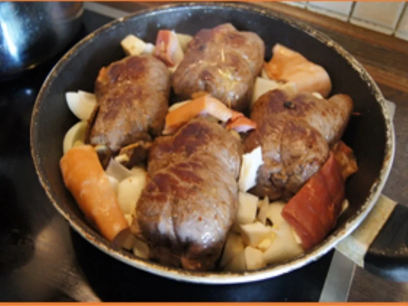 Rinderrouladen mit Rahmsauce, Apfel-Rotkohl und Böhmischen Knödeln - Rezept - Bild Nr. 15647