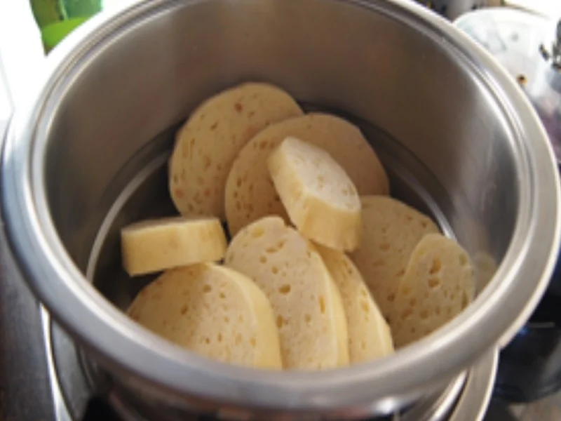 Rinderrouladen mit Rahmsauce, Apfel-Rotkohl und Böhmischen Knödeln - Rezept - Bild Nr. 15654