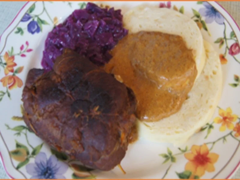 Rinderrouladen mit Rahmsauce, Apfel-Rotkohl und Böhmischen Knödeln - Rezept - Bild Nr. 15655