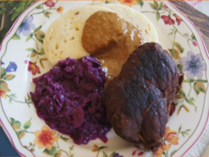 Rinderrouladen mit Rahmsauce, Apfel-Rotkohl und Böhmischen Knödeln - Rezept - Bild Nr. 15657