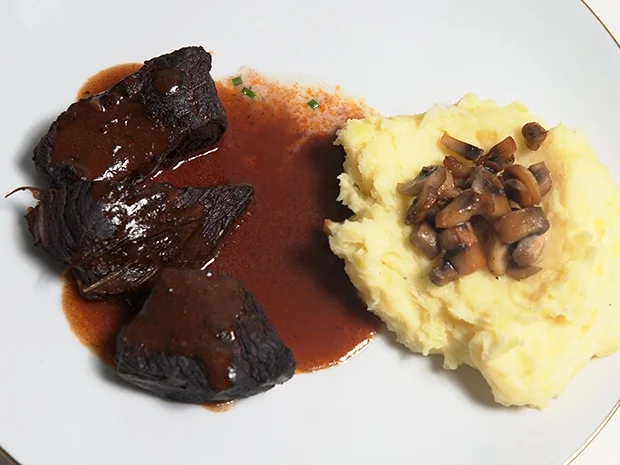 Tafelspitz im Rotweinglück an Kartoffelstampf und Gurkensalat - Rezept - Bild Nr. 15640