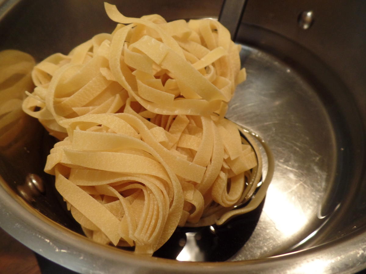 Tagliatelle mit Haselnuss-Parmesan-Sauce - Rezept - Bild Nr. 15652