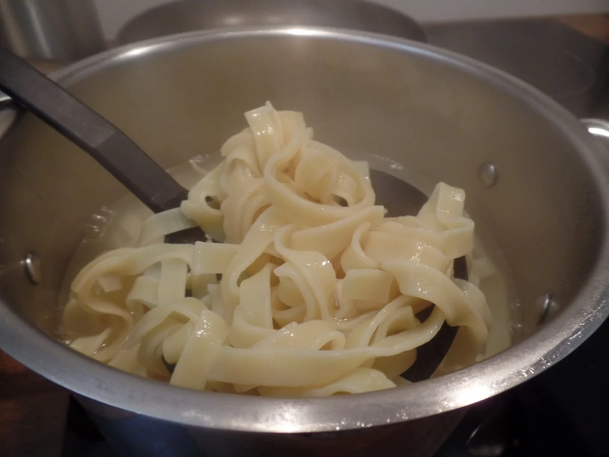 Tagliatelle mit Haselnuss-Parmesan-Sauce - Rezept - Bild Nr. 15653