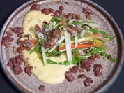 Getrüffelte Polenta mit glasiertem Gemüse und Salsiccia - Rezept - Bild Nr. 2
