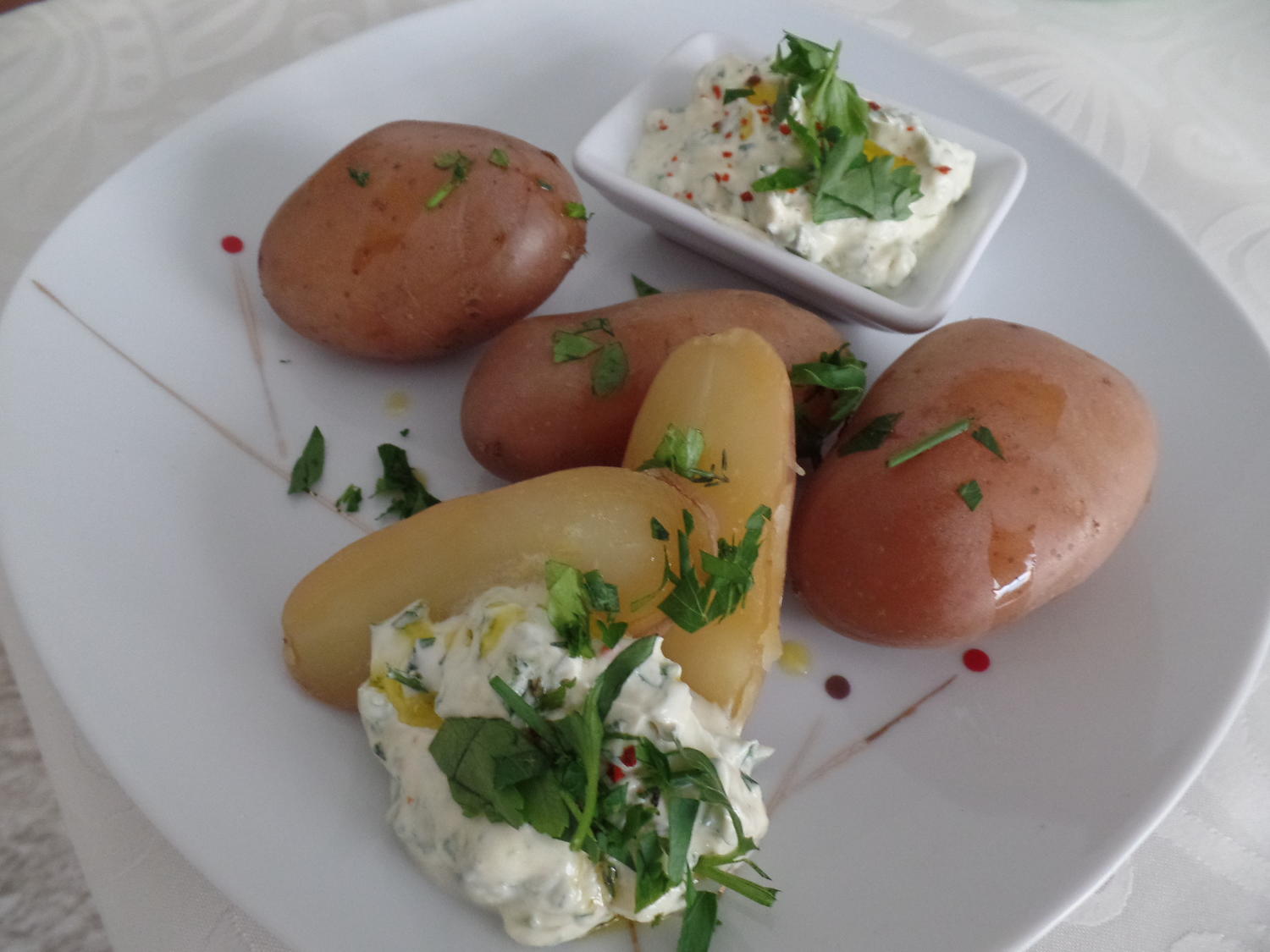 Pellkartoffeln mit Kräuterquark und Leinöl - Rezept - kochbar.de