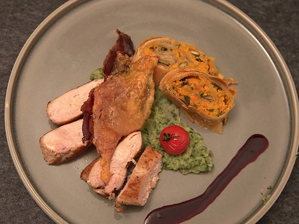 Perlhuhn-Brüstchen mit Kürbisstrudel, Petersilienpüree und Rotweinjus - Rezept - Bild Nr. 2