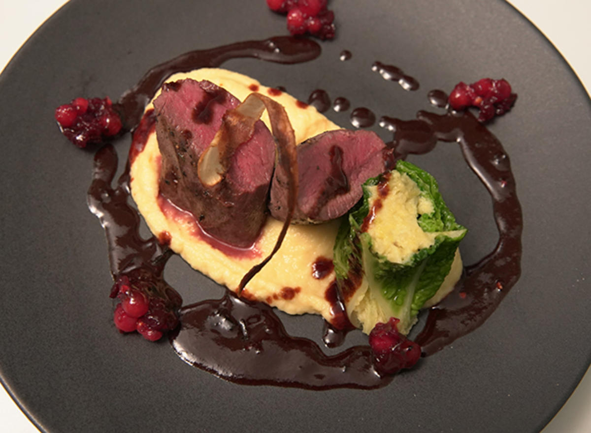 Steckrübencreme mit Wirsingroulade, rosa Rehrücken und ...