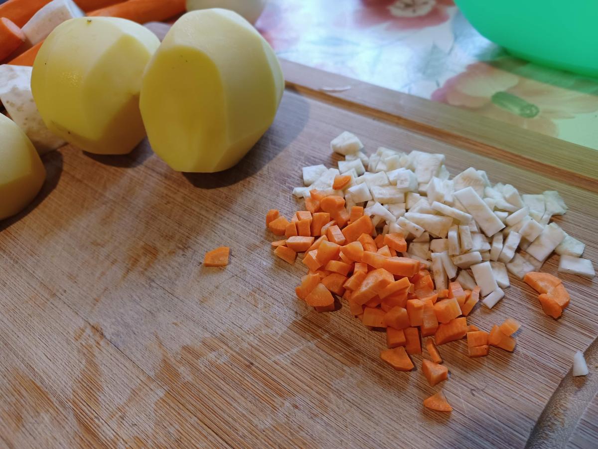 Eine feine Grieß Gemüsesuppe - einfach - von loewe_bs